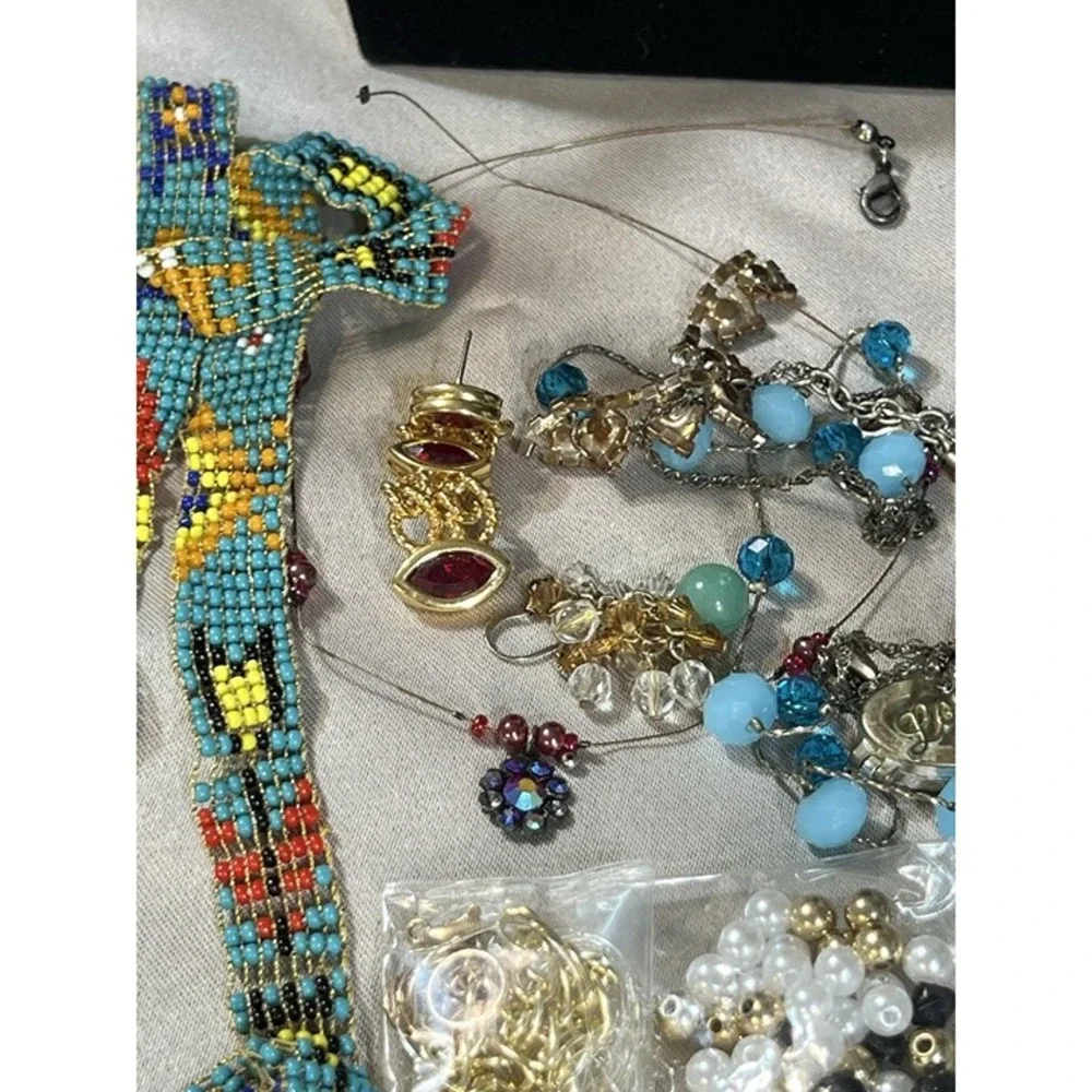 BEAD LOT‎ FOR JEWELRY MAKING SOME VERY GOOD QUALITY (2349)